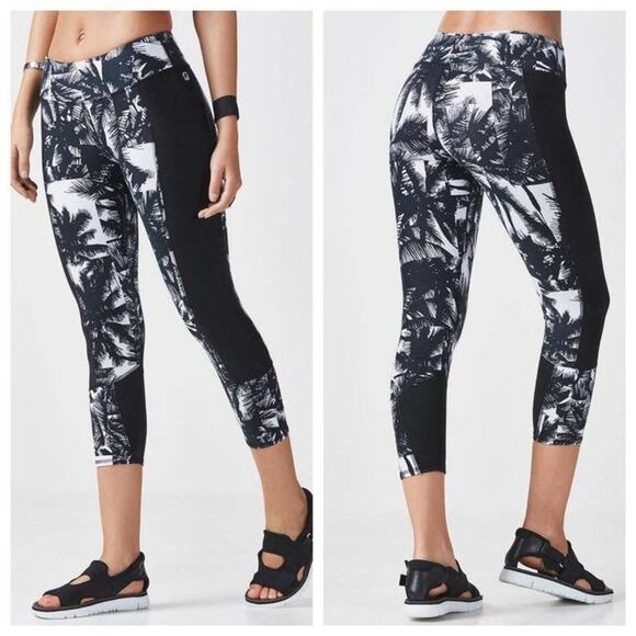 Fabletics Black Penzi Palm Hawaiian Capri Cropped Athletic Leggings Mid Rise M - Picture 1 of 6